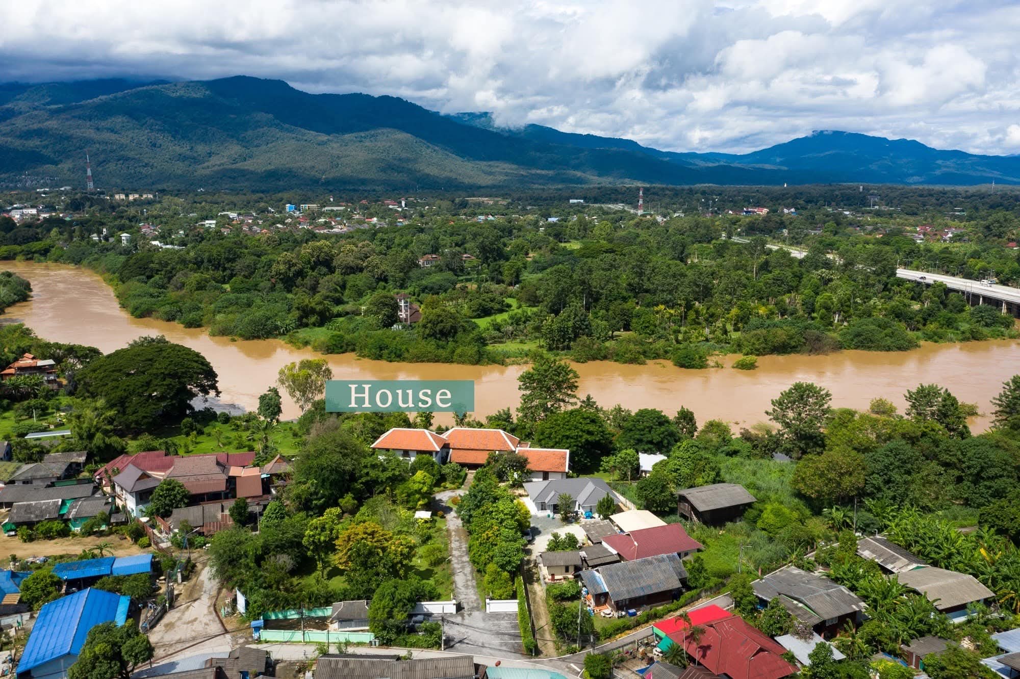ขายบ้านหรู ติดแม่น้ำปิง มองเห็นคุ้งน้ำสวย และวิวเขา สไตล์ล้านนา ตกแต่งด้วยไม้สักทอง